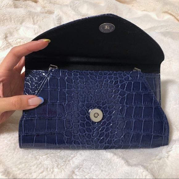 F21 Blue Reptile Clutch - Picture 2 of 3